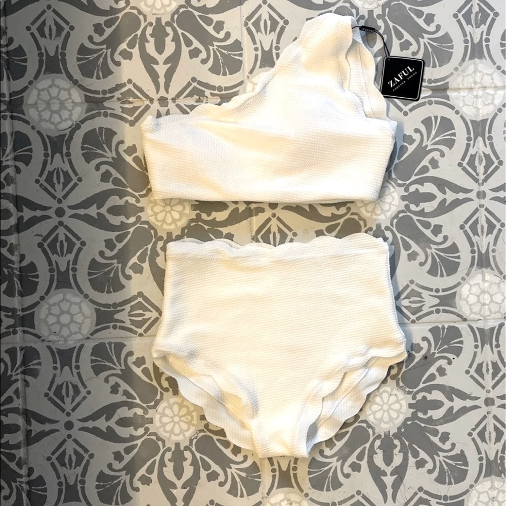 NWT White One Shoulder Scalloped Bikini